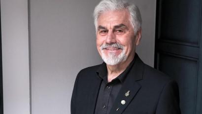 Bild: Peter Ringeisen
Das Ehrenzeichen des Ministerpräsidenten steckt noch am Revers von Andreas Raab, es ist das untere, runde. Das obere weist auf seine Tätigkeit für den Lazarus-Orden hin, ein weiteres Feld ehrenamtlichen Engagements.