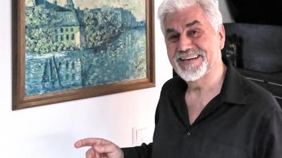 Bild: Peter Ringeisen
Auch in der Kunst heimatverbunden: Andreas Raab vor einem Gemälde, das eine Ansicht aus dem Vilstal zeigt.