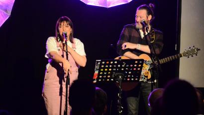 Archivbild: Kunz
Das Duo „Gwasch“, das sind Franziska Glaser und Jens Schmelzle, lädt bei seinen Mitmach-Konzerten zum Mitsingen ein. Das Ganze lässt sich auch als eine Art Karaoke-Chor umschreiben.