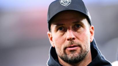 Bild: Tom Weller/dpa
VfB-Trainer Sebastian Hoeneß muss seine Stuttgarter auf die Duelle mit Porto vorbereiten.