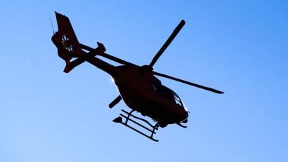 Bild: Julian Stratenschulte/dpa
Ein Hubschrauber brachte einen der Verletzten ins Krankenhaus. (Symbolbild)