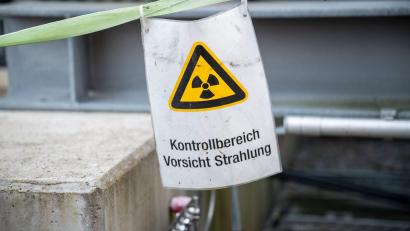 Bild: Daniel Vogl/dpa
Ein neues Strahlenschutzlabor in Kulmbach soll den AKW-Rückbau in Bayern begleiten. (Symbolbild)