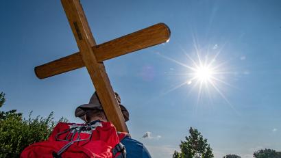 Archivbild: Armin Weigel/dpa
Ein Pilger trägt während der größten Fußwallfahrt Deutschlands ein Holzkreuz: Die Anmeldung für die Regensburger Diözesanfußwallfahrt nach Altötting ist ab März möglich.