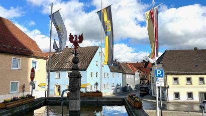 Bild: Gabi Schönberger
Die Gemeinde Floß gilt seit über 50 Jahren als "rote Hochburg". Amtsinhaber Robert Lindner von der SPD will Bürgermeister bleiben. Herausgefordert wird er am 8. März von Sebastian Kitta (CSU).