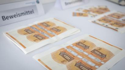 Bild: Daniel Karmann/dpa
Der 50-Euro-Schein wird am häufigsten gefälscht: 33.956 Stück zählte die Bundesbank in Deutschland im Jahr 2025. Das war fast die Hälfte aller Euro-Blüten hierzulande. (Archivbild)