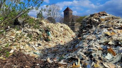 Bild: Barbora Šišková /Starosta Jiříkov
Viel Müll vor der Kirche von Techanov, dem Ortsteil von Jiříkov, in dem die Abfälle abgelagert worden sind. Demnächst werden die Hintergründe vor Gericht aufgearbeitet.