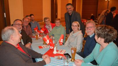 Bild: jr
Landratskandidat Muhammet Dal (stehend) will die Menschen mitnehmen und sucht das Gespräch, wie er betonte. In den kommenden Wochen hat er vor, dafür 1000 Haustüren im Landkreis öffnen.