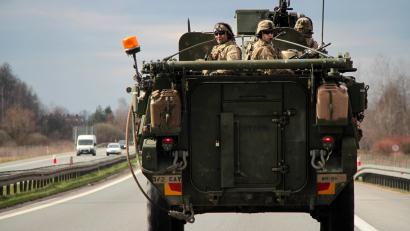 Archivbild: 1st Lt. Henry Chan
Fahrzeuge der US-Armee auf der Autobahn. Gut möglich, dass es dieses Bild in den kommenden Monaten häufiger gibt.