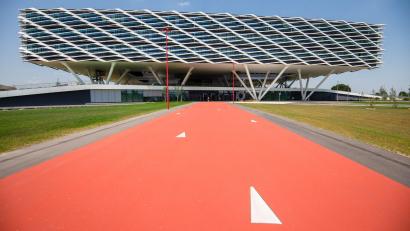 Bild: Nicolas Armer/dpa
Der Adidas-Campus am Firmensitz in Herzogenaurach - das Unternehmen hatte befürchtet, das Areal könnte durch die Trassenführung einer Drei-Städte-Bahn durchschnitten werden. (Archivbild)