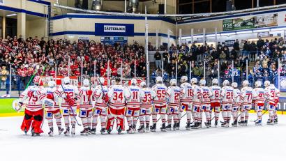 Bild: Tobias Neubert
Die Eisbären Regensburg feiern den Derbysieg gegen die Blue Devils Weiden Mitte Januar. Nun hat der Verein den Vertrag mit Trainer Peter Flache verlängert.