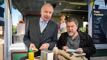 Bild: WDR/Bavaria Fiction/Thomas Kost/dpa
Ludger Pistor, Armin Rohde und Katharina Schmalenberg spielen in „Das Millionenschnitzel“ mit.