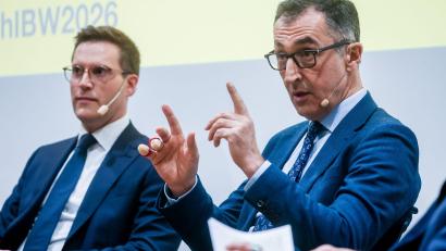 Bild: Christoph Schmidt/dpa
Jüngste Umfragen sagen Kopf-an-Kopf-Rennen voraus.