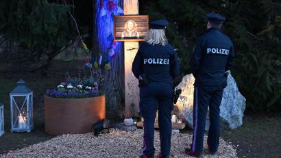 Bild: Felix Hörhager/dpa
Im Partenkirchener Kurpark erinnert ein Gedenkort an die Ex-Biathletin.