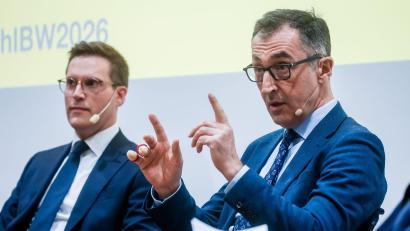 Bild: Christoph Schmidt/dpa
Immer kleiner wurde der Abstand zwischen Özdemir und Hagel. (Archivbild)