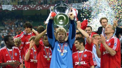 Bild: agentur_dpa
Oliver Kahn (Mitte) stemmt die Champions-League-Trophäe beim Triumph 2001 in Mailand gegen den FC Valencia in die Höhe.
