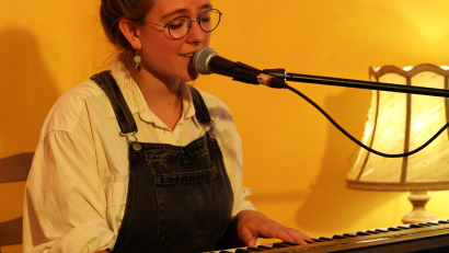 Bild: Ronja Künstler
Im Podcast spricht Ronja Künkler über ihr neues Album: "Wohnzimmerkonzert 7/25". Als Musikerin nennt sie sich "Ronja Künstler".