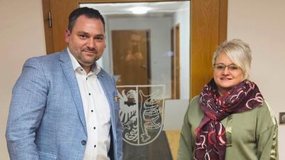 Bild: Markt Luhe-Wildenau
Sebastian Hartl oder Julia Bayer? In Luhe-Wildenau haben die Bürger die Wahl, ob sie den CSU-Kandidaten oder die Bewerberin von der SPD als Bürgermeister im Rathaus wollen.