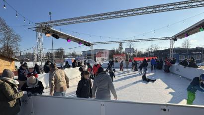 Bild: Nina Lang
Vor allem an sonnigen Tagen herrschte auf der Kunsteisbahn in Kemnath reger Betrieb. Die Zuschauer ließen sich dagegen gerne Glühwein und einen Imbiss schmecken.