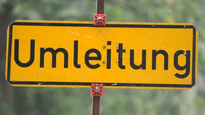 Symbolbild: Tim Brakemeier/dpa
Die Ortsverbindungsstraße Ammerthal-Fichtenhof wird ab Montag, 2. März bis voraussichtlich 13. März gesperrt. Es kommt zu Einschränkungen im Linienverkehr, teilt der Zweckverband Nahverkehr Amberg-Sulzbach mit.