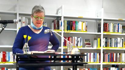 Bild: Thomas Dobler
Autorin Friederike Schmöe war mit ihrem Krimi „Schatten über dem Großen Arber“ zu Gast in der Stadtbibliothek Schwandorf.