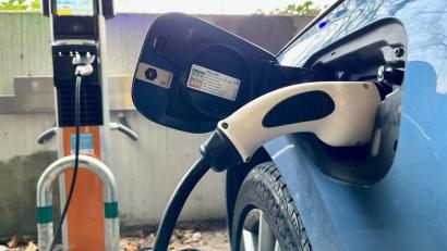 Archivbild: Gabi Schönberger
Auch in der Oberpfalz werden immer mehr E-Ladesäulen gebraucht, denn der Umstieg vom Verbrenner auf ein E-Auto nimmt zu.