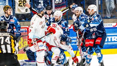 Bild: Elke Englmaier
Dominik Bohac (Mitte) räumt hier vor dem Tor der Blue Devils auf. Bei der 3:4-Heimniederlage nach Penaltyschießen steuerte der Verteidiger den Treffer zum zwischenzeitlichen 1:2 bei.