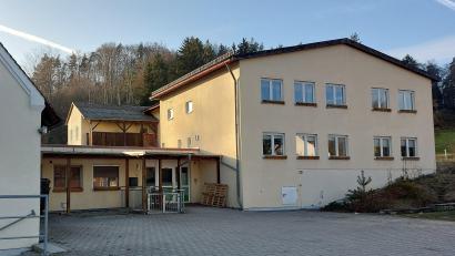 Bild: mfh
Dieser Gebäudekomplex steht derzeit leer und soll ab 1.Juli als Aslyunterkunft dienen.