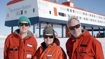 Bild: Lion Bischof/Deutsches Theater Berlin/dpa
Theater in der Antarktis - Regisseur Jan-Christoph Gockel und seine Schauspiel-Kollegen Julia Gräfner und Wolfram Koch (l-r)
