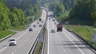 Bild: Gabi Schönberger
Die A 93 wird auf Höhe der Waldnaabtalbrücke in Fahrtrichtung Regensburg für nächtliche Bauarbeiten gesperrt.