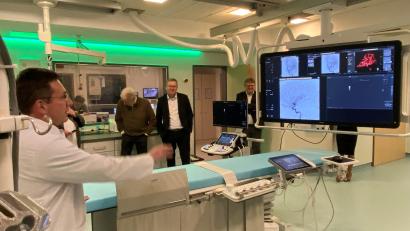 Bild: Andreas Ascherl
Blutgefäße ich höchster Präzision bietet das neue Angiografiegerät im Klinikum St. Marien in Amberg. Links im Bild der Chefarzt der Radiologie, Professor Dr. Christian Ritter.