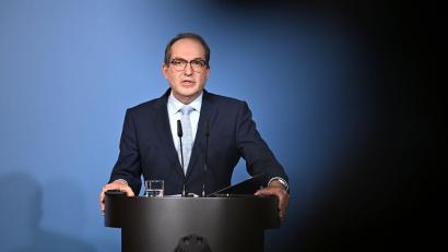 Bild: Elisa Schu/dpa
Bundesinnenminister Alexander Dobrindt (CSU) hält nichts von einem AfD-Verbotsverfahren, lässt die Partei aber weiterhin durch den Inlandsgeheimdienst beobachten.