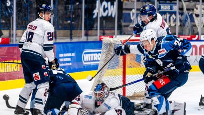 Archivbild: Elke Englmaier
Beim letzten Aufeinandertreffen den Blue Devils Weiden mit den Kassel Huskies spielten die Weidener bis zum Scheibenbruch sehr gut mit. Sonst sah man gegen den Tabellenzweiten stets schlecht aus. Interimscoach Jürgen Rumrich äußert sich zu den kommenden Partien und der weiter offenen Trainerfrage.