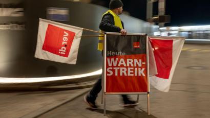 Bild: Peter Kneffel/dpa
Die Gewerkschaft Verdi will in etlichen Städten erneut den Nahverkehr weitgehend lahmlegen.