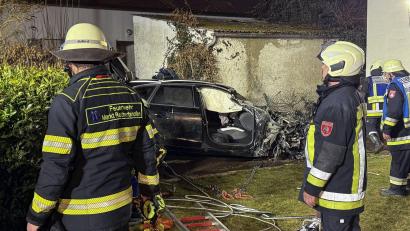 Bild: Vifogra / Friedrich/Vifogra GmbH/dpa
Das Auto hat sich nach Polizeiangaben mindestens einmal überschlagen.