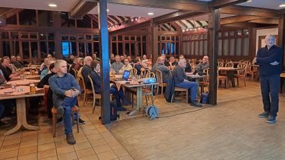 Bild: wel
Bürgermeister Walter Schauer (rechts) zog bei der Bürgerversammlung Thanstein eine positive Bilanz über die Arbeit des vergangenen Jahres