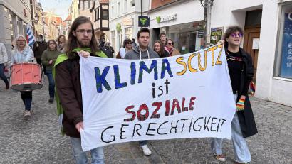 Bild: Lukas Büchold
Die Klimaschützer gehen auf der Demo voraus, gefolgt von Tobias Winter, Oberbürgermeisterkandidat von Die Linke.
