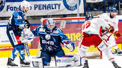 Bild: Elke Englmaier
Bei der 3:4-Heimniederlage mehrmals im Mittelpunkt: Devils Goalie Michael McNiven (Mitte). Beim ersten Gegentreffer wurde der Kanadier von einem DEG-Stürmer behindert – später unterlief ihm dann ein folgenschwerer Fehler.