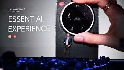 Bild: Wolf von Dewitz/dpa
Leica-Chef Matthias Harsch bewirbt das neue Smartphone seiner Firma auf der Bühne.