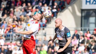 Bild: Sascha Janne
Jahn-Stürmer Eric Hottmann (links) gegen den Ulmer Marcel Seegert. Beide Teams trennten sich 1:1.