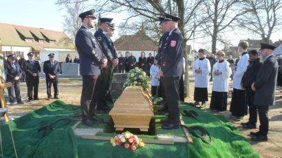 Bild: Siegfried Bock
In großer Zahl versammeln sich am Samstag Gläubige, Weggefährten und Vertreter des öffentlichen Lebens in Weiherhammer, um von Altbürgermeister Georg Härning Abschied zu nehmen.