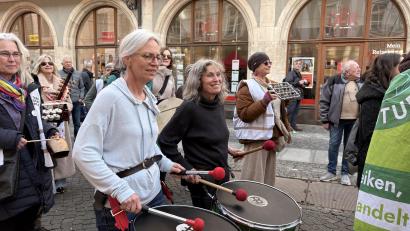 Bild: Lukas Büchold
Die Omas gegen Rechts machten mit ihren Trommeln auf die Demo aufmerksam.