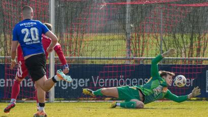 Bild: Salvatore Giurdanella
Der Großschwarzenloher Keeper Sebastian Vogel war immer wieder Endstation für die Weidener Angreifer. In dieser Szene scheitert Sahi Sylejmani.