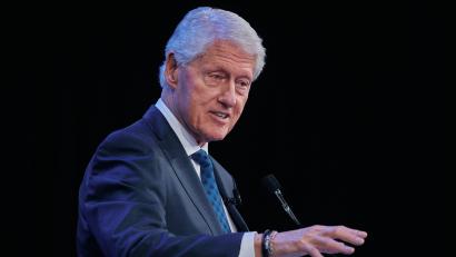 Bild: Andres Kudacki/FR170905 AP/dpa
Nach der Befragung der früheren Außenministerin Hillary Clinton stellte sich nun auch ihr Mann, Ex-Präsident Bill Clinton, den Fragen des US-Parlaments zu Epstein. (Archivbild)