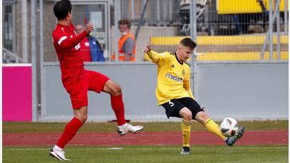Archivbild: Peter Kolb
Der Weidener Dennis Lippert (rechts) und die SpVgg Bayreuth müssen künftig kleinere Brötchen backen.
