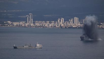 Bild: Leo Correa/AP/dpa
Blick auf die Bucht von Haifa, wo ein Geschoss explodiert.
