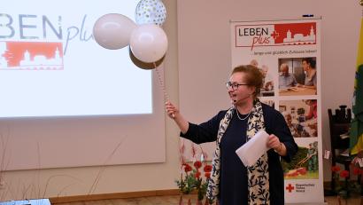 Bild: ubb
Quartiersmanagerin Cornelia Stahl ließ Luftballons platzen zur Feier. Ihre Arbeit hat nachhaltig die Stadt Tirschenreuth verändert - hin zu einer seniorenfreundlichen Stadt.