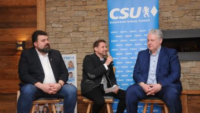 Bild: ge
Matthias Schöberl (Mitte) moderierte das Gespräch zwischen Erstem Bürgermeister Stefan Frank (links) und Landrat Richard Reisinger beim Forum der Begegnung der CSU in Kauerhof.