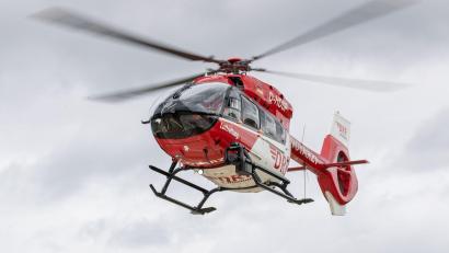Bild: Daniel Karmann/dpa
Per Rettungshubschrauber kam der Schwerverletzte in ein Krankenhaus. (Symbolbild)