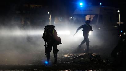 Bild: Juan Karita/AP/dpa
Am Unglücksort kommt es zu Plünderungsversuchen.