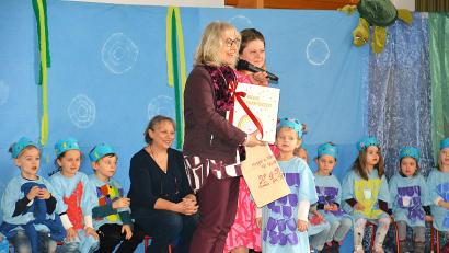 Bild: fdl
Viele Erinnerungsgeschenke bekam die langjährige Leiterin des Kindergarten St. Wolfgang, Uta-Maria Kriegler, von Kindern, Eltern und Kolleginnen.